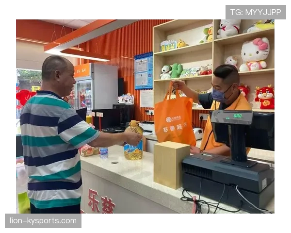 李娜在超市自掏腰包结账，收银员看到名字整个人愣住