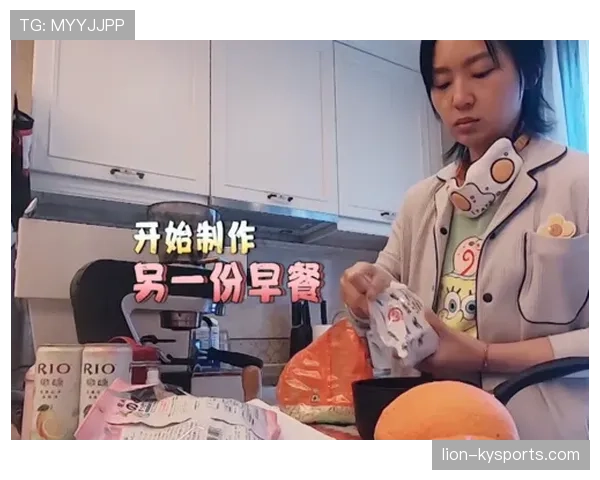 杨倩在路边摊啃肉夹馍手腕那块金表,瞬间被现实教育了 杨倩在路边摊啃肉夹馍手腕那块金表,瞬间被现实教育了