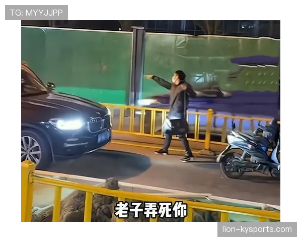 熊朝忠开豪车去培训班，路边小摊老板都看傻了！